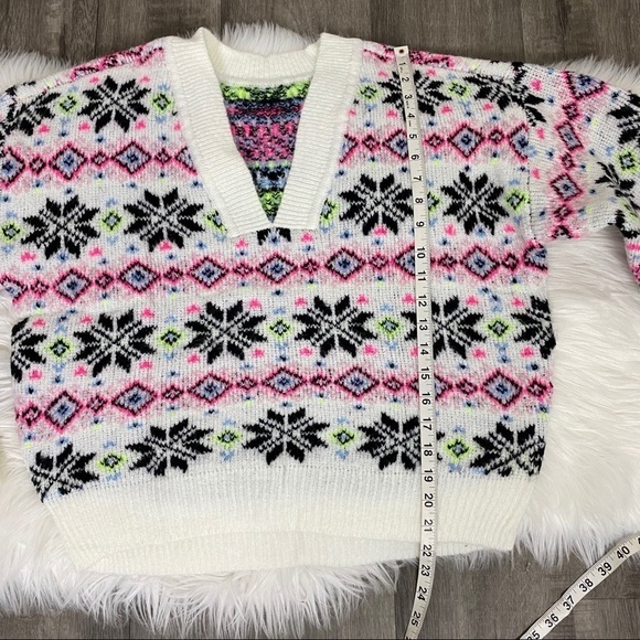 VS PINK Reversible Snowflake Fair Isle V-Neck Sweater Sz Large - Picture 8 of 8